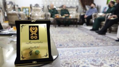 لوح درجه رشادت سرلشکر شهید نیلفروشان به خانواده وی اهدا شد