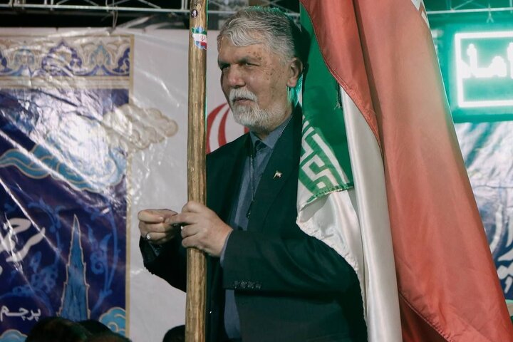 صالحی به جمع پرچمداران در میدان ولیعصر(عج) تهران پیوست